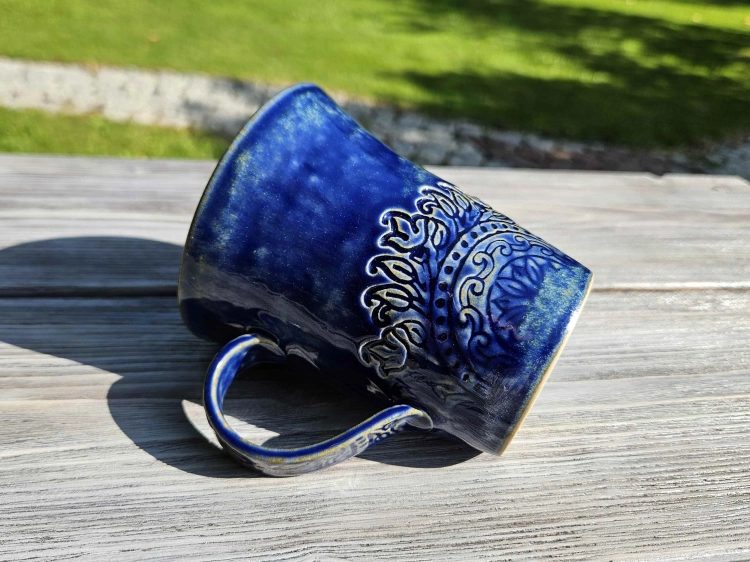 kubek-ceramiczny-nocna-mandala-rekodzielo-granat-3.jpg