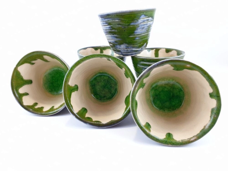czarka-zielona-obfitosc-rekodzielo-130ml-zielen-ceramiczna-czarka-artystyczna-handmade-4.jpg